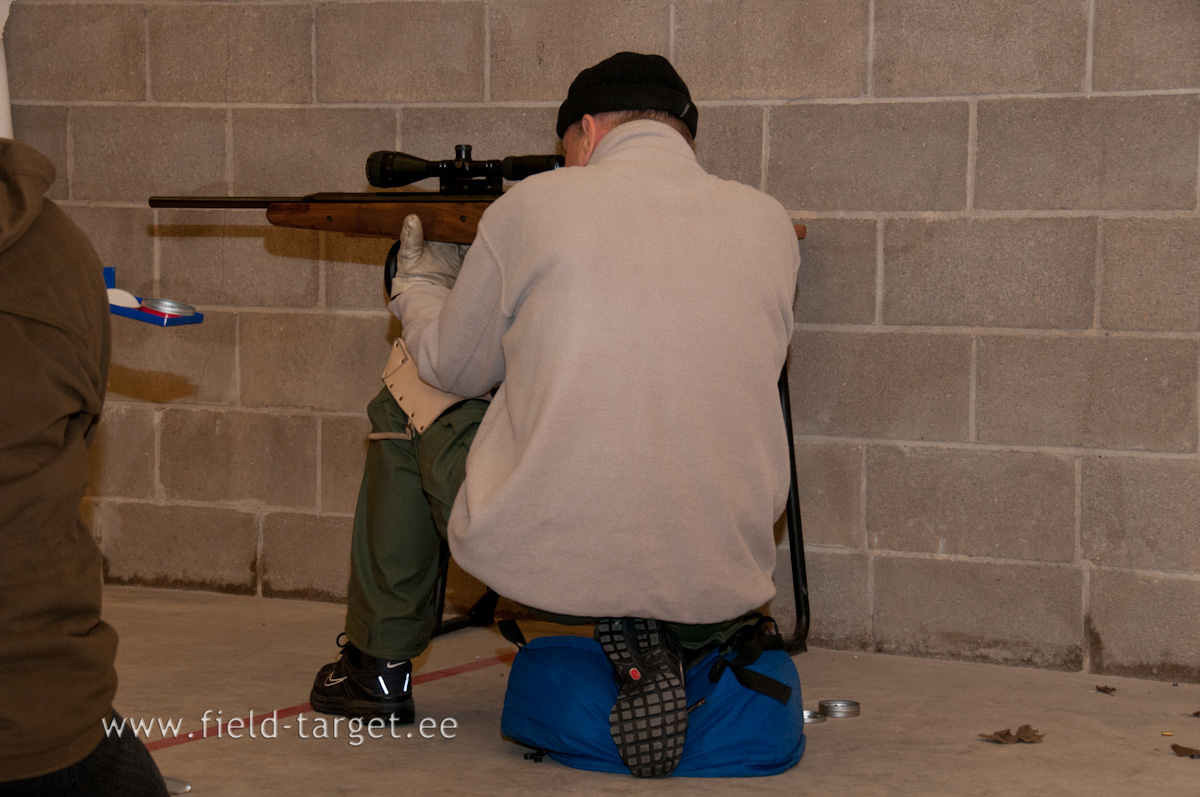 Ants Kangur laseb klassikalises FT põlvelt asendis, küünarvars vasaku reie peal